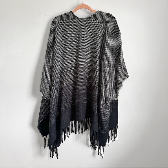LOFT Gray & Black Ombré Sweater Fringe Shawl Poncho Wrap one size - Picture 5 of 6